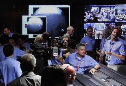 Nhóm điều khiển tại Phòng thí nghiệm phản lực (JPL) ở Los Angeles vui mừng sau khi Curiosity hạ cánh thành công