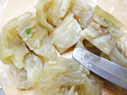 10. Ngọc trúc bào ngư: Bào ngư 100g, ngọc trúc 10g, vương bất lưu hành 10g, dầu vừng 15g, hành, gừng, rượu trắng, xì dầu, đường trắng, mì chính, muối vừa đủ. Rửa sạch bào ngư, cắt thành khúc. Ngọc trúc, vương bất lưu hành sắc như sắc thuốc lấy 2 nước, lọc lấy nước cốt.