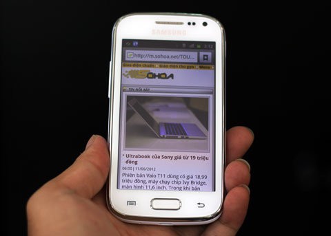 Samsung Galaxy Ace 2: Galaxy Ace 2 là smartphone dùng chip xử lý hai nhân rẻ nhất của Samsung. Nâng cấp so với bản Galaxy Ace đầu tiên là màn hình rộng hơn, tới 3,8 inch, độ phân giải 480 x 800 pixel. Sản phẩm có máy ảnh 5 Megapixel với khả năng quay phim HD. Ace 2 dùng chip hai nhân, nhưng tốc độ chỉ dừng lại ở 800 MHz. Máy có bộ nhớ RAM 768 MB, tích hợp các ứng dụng độc đáo như Social Hub hay AllShare của mình vào Ace. Sản phẩm được bán với giá 7 triệu đồng.