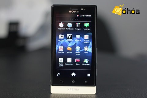 Sony Xperia Sola: Điện thoại Android Sony được trang bị công nghệ Floating Touch, cho phép thao tác với màn hình cảm ứng mà không cần chạm trực tiếp lên bề mặt.Sola được trang bị cấu hình vi xử lý lõi kép tốc độ 1GHz, chipset NovaThor U8500, RAM 512MB với màn hình cảm ứng 3,7 inch độ phân giải 480 x 854 pixel. Ngoài bộ nhớ trong 8GB máy còn có khe cắm thẻ nhớ mở rộng cùng camera 5 megapixel. Sola cũng được trang bị NFC, tương tự như Xperia S. Sola hiện được bán với giá 8 triệu đồng.