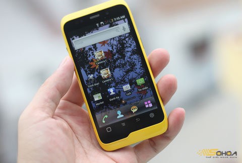 K-Touch W700: Đây là mẫu di động sử dụng chip xử lý hai nhân có giá rẻ nhất đang bán tại Việt Nam. Màn hình của máy rộng 3,8 inch, độ phân giải 480 x 800 pixel. Máy được trang bị chip xử lý Nvidia Tegra có tốc độ 1GHz, RAM 512 MB và bộ nhớ trong 8 GB. Máy chạy Android 2.2 nhưng giao diện của W700 không có nhiều tùy biến, thiết bị tích hợp đầy đủ các kết nối như 3G, Wi-Fi, GPS, máy ảnh phía sau 5 megapixel và không có đèn flash.
