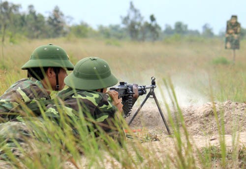 Trung liên bắn chế áp hỏa lực địch