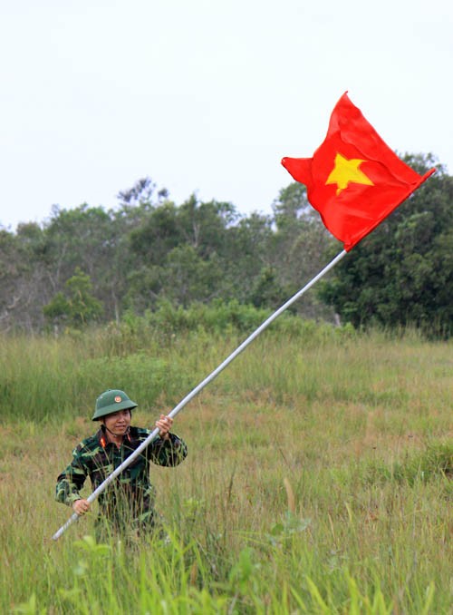 Lá cờ chiến thắng tung bay trên cứ điểm lâm thời của địch