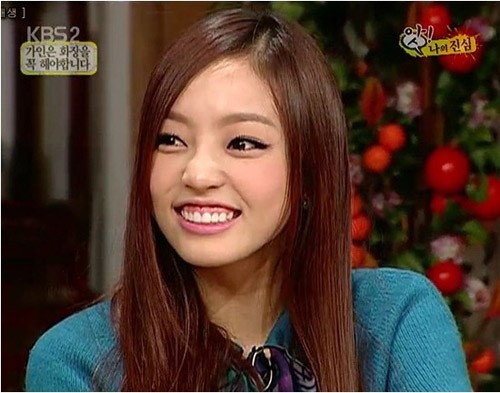 Cô ca sĩ trẻ Goo Hara của nhóm nhạc Kara cũng có kiểu cười hở lợi đặc trưng.