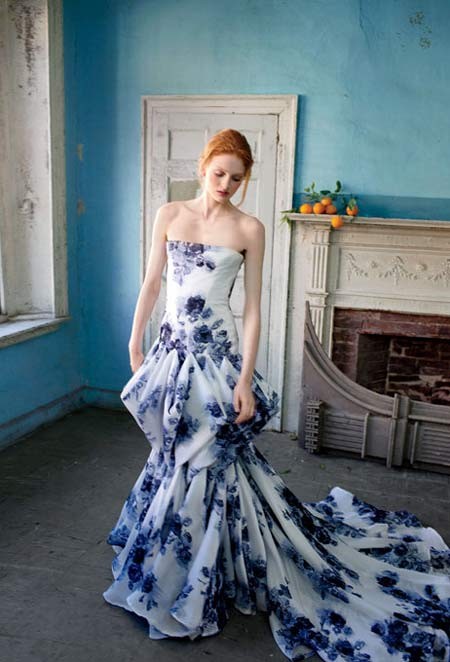Chiếc váy cưới trắng điểm xuyết hoa xanh có điểm nhấn là phần tùng váy ấn tượng khiến những ai chiêm ngưỡng tưởng như đang ngắm nhìn một bức tranh siêu thực. Đây là một thiết kế của Douglas Hannant.