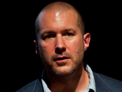 1. Jonathan Ive: Jonathan Ive phụ trách mảng kiểu dáng công nghiệp của Apple kể từ năm 1996. Đây cũng là gương mặt đại diện cho đội ngũ thiết kế của nhà Táo. Anh chỉ đạo, giám sát thiết kế những kiệt tác nổi tiếng (như iPhone, iPad hay iMac) và được CEO Steve Jobs tin tưởng tuyệt đối. Người ta cho rằng, nhờ có Jonathan Ive mà tầm nhìn của Jobs được cụ thể hóa thành sản phẩm.