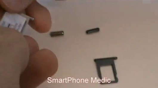 4. Sử dụng nanoSim: Để sản xuất iPhone 5 mỏng nhất có thể, dường như Apple phải sử dụng chuẩn nanoSim đời mới. Nó còn nhỏ hơn kiểu microSim đang phổ biến hiện giờ. Hơn nữa, iPhone 5 vẫn giữ thẻ Sim trong một khay rời và tháo lắp bằng que chọc.