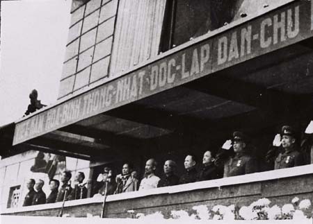 Chủ tịch Hồ Chí Minh và các đồng chí lãnh đạo tại buổi lễ mít tinh chào mừng Trung ương Đảng, Chính phủ và Chủ Tịch Hồ Chí Minh trở về thủ đô sau 9 năm kháng chiến (1/1/1955).
