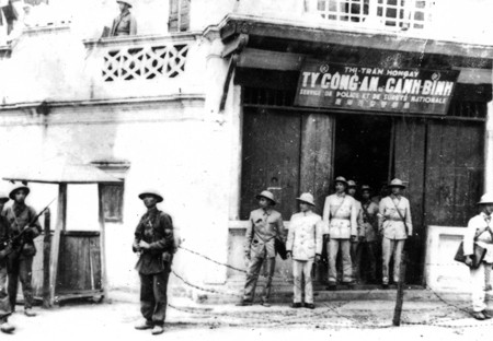 Lực lượng công an tham gia tiếp quản Thị xã Hòn Gai – Quảng Ninh, năm 1954.