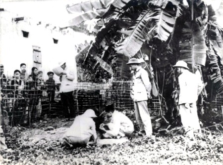 Lực lượng công an Hà Nội khai quật hầm chon giấu điện đài của tổ chức gián điệp Pháp tại phố Đội Cấn, Hà Nội năm 1954.