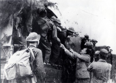 Đồng chí Lê Quốc Thân – Thứ trưởng Bộ công an tiễn cán bộ, chiến sĩ lên đường chi viện cho miền Nam, năm 1975.