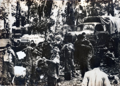 Chuyến xe chở hàng của Bộ công an chi viện cho An ninh miền Nam, tới căn cứ Bảy Bàu, Tây Ninh, năm 1974.