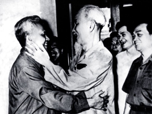 Đoàn Đại biểu miền Nam ra thăm miền Bắc và Chủ tịch Hồ Chí Minh, ngày 22/5/1969.
