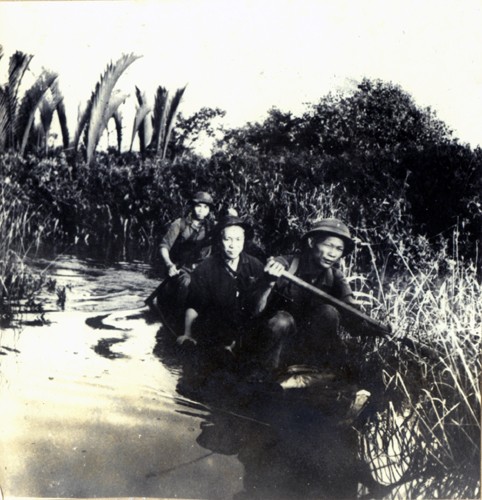 Các chiến sĩ công an bảo vệ các đồng chí lãnh đạo Thành ủy từ căn cứ về Sài Gòn.
