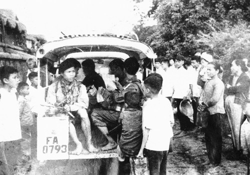 Tự vệ Thành phố Huế sử dụng xe thu hồi của địch chở vũ khí, tài liệu về căn cứ trong cuộc Tổng tấn công nổi dậy Tết Mậu Thân, năm 1968.