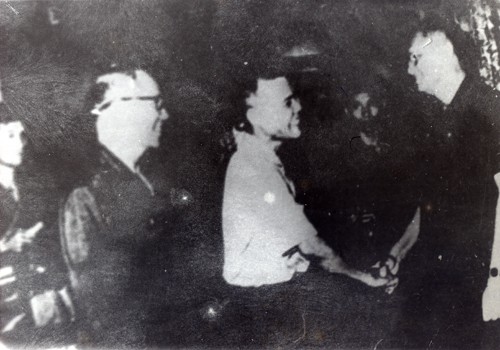 Đồng chí Cao Đăng Chiến và đồng chí Trần Văn Trà thay mặt chính quyền cách mạng tiếp quản Dinh Độc Lập, ngày 30/4/1975.
