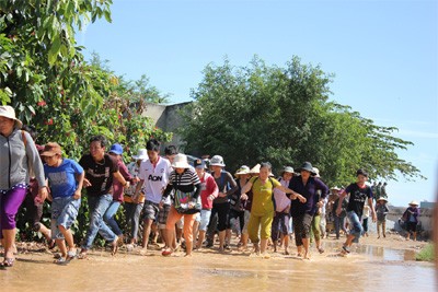 Người dân ven biển di tản khi có tình huống xảy ra.