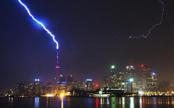 Sét đánh tòa tháp CN Tower tại Toronto hồi tháng 5 năm ngoái.