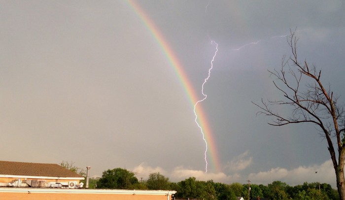 Cầu vồng và tia sét “gặp nhau” trong một cơn giông lớn ở Hamilton, Ohio, 01/05/2012.