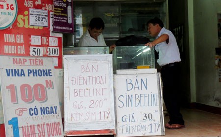 Một cửa hàng trên đường Trường Chinh bán điện thoại Beeline kèm sim tỷ phú.