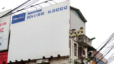Bảng quảng cáo hoành tráng của Beeline tại ngã tư Tôn Thất Tùng, Trường Chinh chỉ còn lại chút dấu vết.