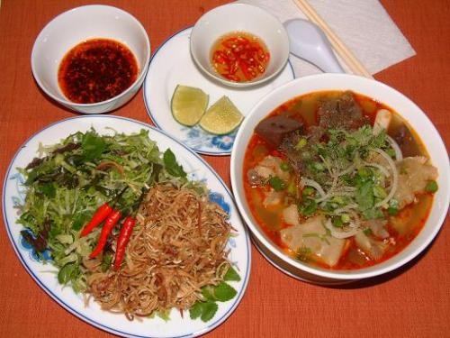 2. Bún bò Huế Theo Tổ chức Kỷ Lục Việt Nam - Vietkings, bún bò Huế là một trong những món ăn mang hương vị đặc trưng của xứ Huế. Một tô bún bò không chỉ đậm đà vị béo của thịt, chả, mùi thơm của sả, vị cay của ớt, mà còn đẹp mắt bởi mầu đỏ đặc trưng của dầu ăn và hạt điều. Đây là món ăn Huế rất cầu kỳ trong cách chế biến.