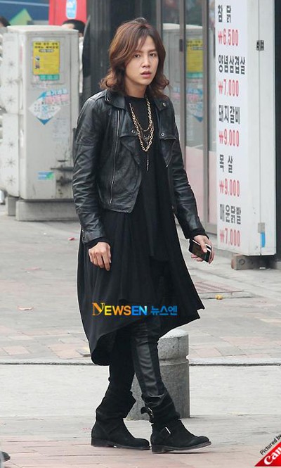Áo khoác da cá tính mix cùng quần bó và áo trong dài như váy, đây thực sự là một bộ trang phục khó hiểu của Jang Geun Suk.