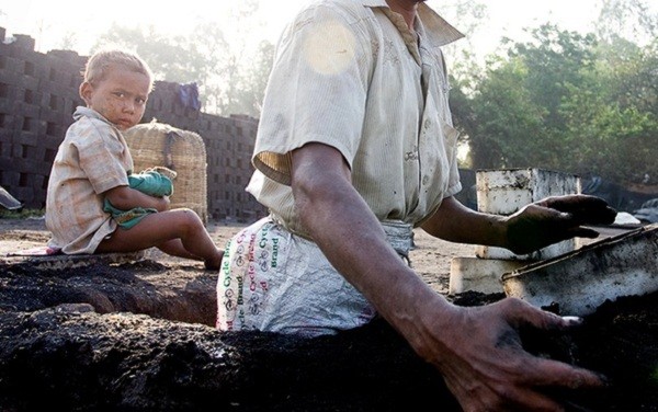 Là một vùng đất trù phú giàu tài nguyên thiên nhiên, thế nhưng ở Andhra Pradesh lại tồn tại một nghịch lý: người dân ở đây có mức sống rất thấp. Phần lớn họ là những người nghèo khổ, sống chung với nghề làm gạch - cái nghề đã trở thành truyền thống.