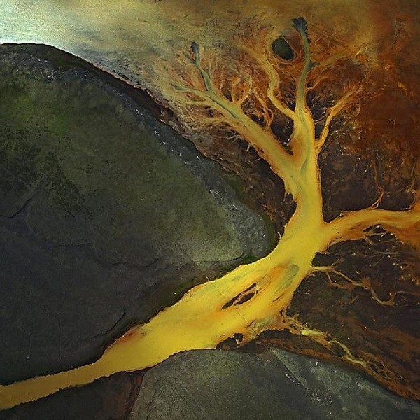 Dòng nước màu vàng cam này là một con sông băng ở phía Nam Iceland. Khi chảy qua vùng đầm lầy và núi lửa, các quặng và khoáng chất bị trôi theo đã khiến nước sông đổi màu.