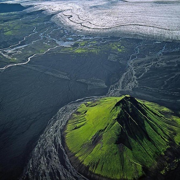Ngọn núi lửa đã ngừng hoạt động ở phía Nam Iceland. Khi mùa xuân đến, nó được giải thoát khỏi lớp băng dày, phủ lên mình lớp áo xanh của rêu và cỏ.