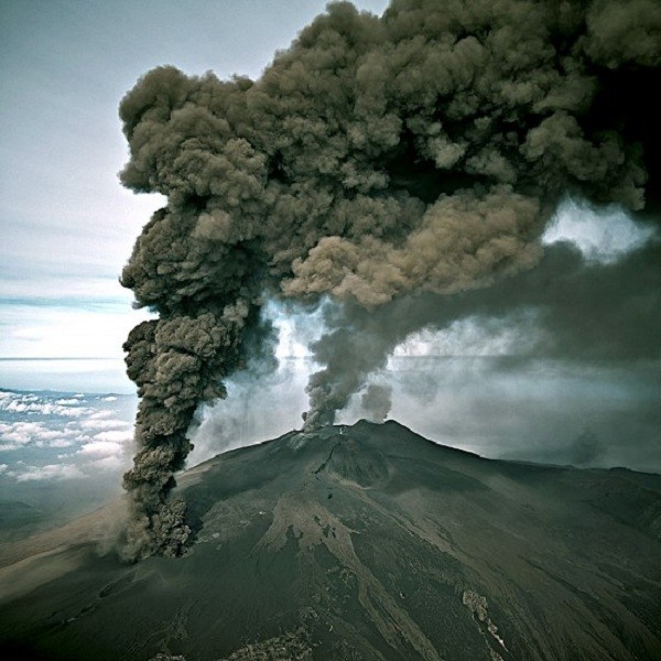 Hình ảnh Etna - ngọn núi lửa cao nhất và hoạt động mạnh nhất châu Âu. Theo thần hoại Hy Lạp, đây là nơi thần Zeus giam giữ con quái vật Typhon, cũng là nơi thần Hephaestus thường xuyên thổi lửa để rèn kim loại, gây ra những vụ phun trào khủng khiếp.