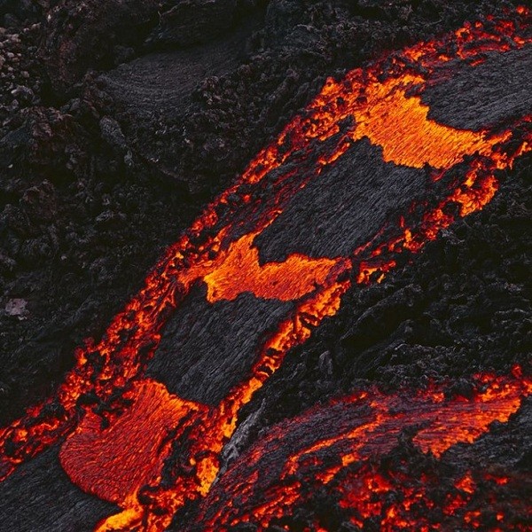 Hình ảnh lớp dung nham phía trên của núi lửa Etna dần nguội đi và chuyển thành màu đen.