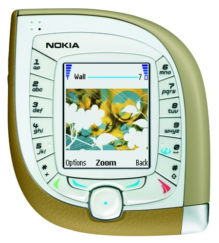 Nokia 7600 nổi bật với thiết kế hình giọt nước, tuy nhiên, giao diện khó sử dụng.