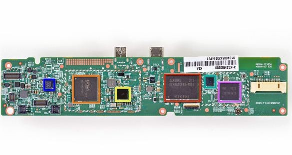 Thành phần các linh kiện trên bo mạch chủ của Kindle Fire HD 7 inch: Màu đỏ (chíp nhớ 16 GB KLMAG2GE4A eMMC của Samsung), màu da cam (1 GB RAM DDR 2), màu vàng (chip xử lý Texas Instruments TWL6032 Fully Integrated Power Management IC), màu xanh lá cây (chip quản lý giao tiếp không dây của Broadcom, màu xanh lam (chip Wolfson WM8962E Ultra-Low Power), màu hồng (chip kết nối Wi-Fi).