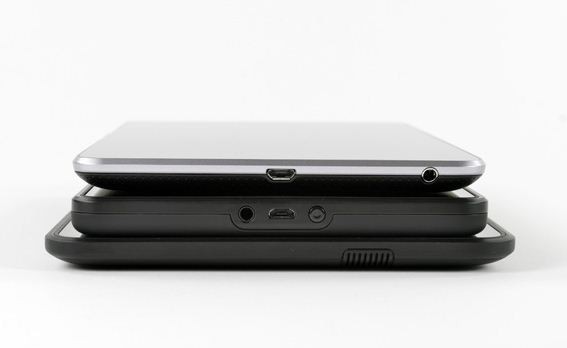 So sánh độ dày của 3 máy. Từ trên xuống dưới: Nexus 7 (10,4 mm), Kindle Fire 2012 (11,43 mm), Kindle Fire HD (10,3 mm).