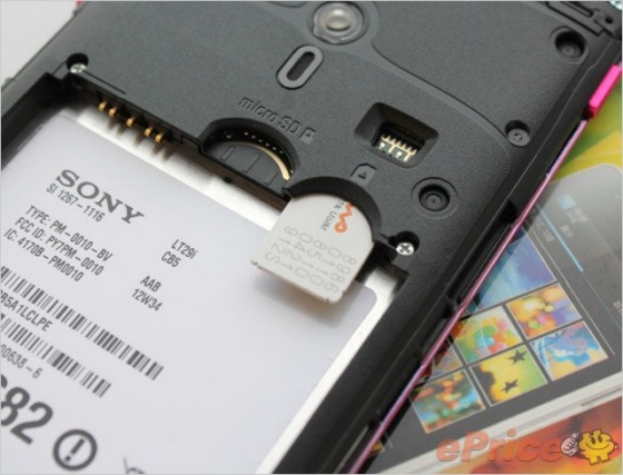 Khe cắm Sim và thẻ nhớ microSD.