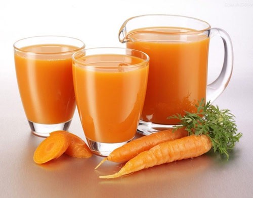 12. Cà rốt: Cà rốt giúp cải thiện tình trạng táo bón. Hàm lượng beta-carotene phong phú giúp trung hoà độc tố trong cơ thể. Cà rốt tươi có công dụng thanh nhiệt, giải độc, nhuận tràng rất tốt. Có thể dùng hỗn hợp nước cà rốt, mật ong, chanh tươi để giải khát và bài độc cho cơ thể.