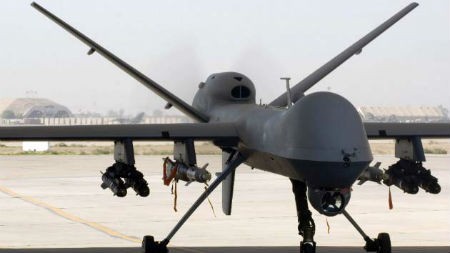 Một chiếc MQ-9 Reaper tại một nơi trú ẩn ở Balad, I-rắc sau khi thực hiện một nhiệm vụ vào ngày 10/11/2008. Theo Bộ Quốc phòng Mỹ, Reaper có thể mang tới 3.750 pound bom, dẫn đường laser và tên lửa.