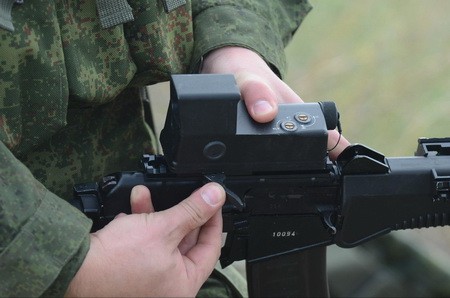 Cận cảnh khí tài ngắm quang ứng dụng công nghệ holographic gắn trên súng trường tấn công SR-3M.