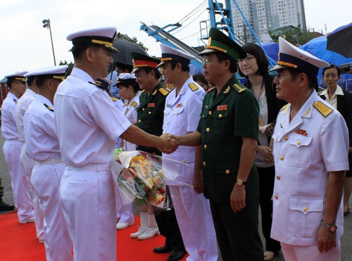 Đại tá Kim Ju Yeong dẫn đầu đoàn hải quân Hàn Quốc