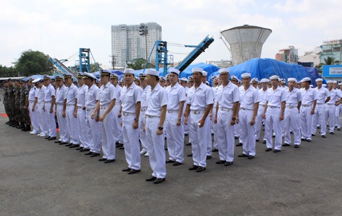 Thủy thủ đoàn của tàu khu trục Wang Goen
