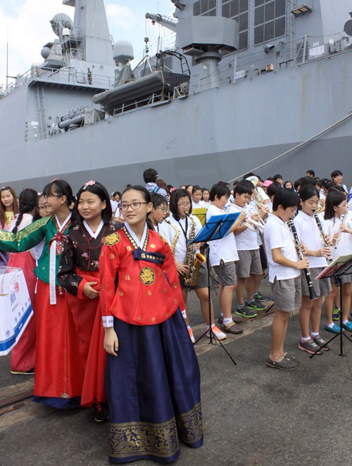 Người dân Hàn Quốc tại TP Hồ Chí Minh cũng tổ chức một lễ đón tàu Wang Goen ngay tại cảng TP Hồ Chí Minh