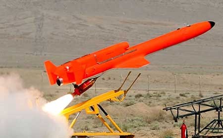 UAV tầm xa Karrar trong chuyến bay thử nghiệm, nó được khởi động bằng rocket và hạ cánh bằng dù Ảnh: Militarytoday