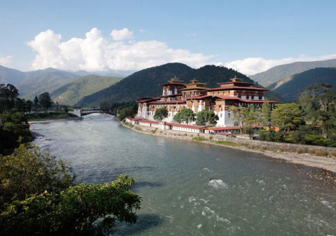 1. Bhutan: Nằm tít cao trên dãy Himalaya, đây là nền dân chủ mới nhất của thế giới, nơi một vị vua 30 tuổi đang trị vì. Chỉ số Hạnh phúc Quốc gia đã được vị vua tiền nhiệm đưa ra và Bhutan hiện tại đang nằm giữa thế giới mới và thế giới cũ. Đất nước này được gọi bằng một cái tên khác: “Shangri-La cuối cùng”.