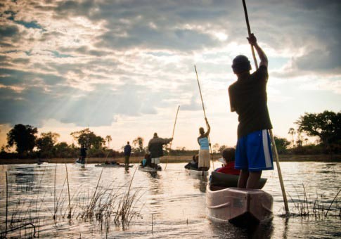 4. Đồng bằng Okavango (Botswana): Chỉ rộng hơn 17.000 km2, Okavango là đồng bằng trong đất liền lớn nhất thế giới. Tom Hall của Lonely Planet đánh giá: “Đó là vùng đất ngập nước tuyệt vời nhất của khu vực nam Phi. Khách du lịch đi ca nô qua những bạt ngàn cây bấc trong khí trời trong trẻo trước bình minh, sau đó đi bộ ngắm voi, hổ, báo và vô số những động vật thú vị khác”.