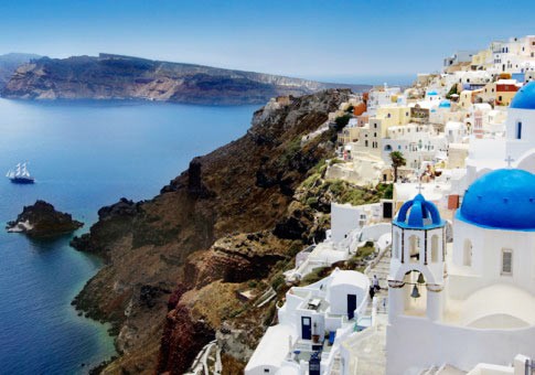 6. Santorini (Hy Lạp): Đây là miệng núi lửa duy nhất trên thế giới có người ở. Santorini là một trong những đảo đẹp nhất trong số hơn 6000 đảo của Hy Lạp. Du khách sẽ thấy thỏa mãn khi nếm thử một số món hải sản ngon nhất khu vực Địa Trung Hải tại bãi biển Perissa rồi lên một chiếc xe ga, hành trình về phía tây tới thị trấn nhỏ Oia để ngắm mặt trời lặn. Và không có gì ngạc nhiên khi có tới nửa số người trên đảo cũng say mê với cảnh mặt trời đi ngủ như bạn.