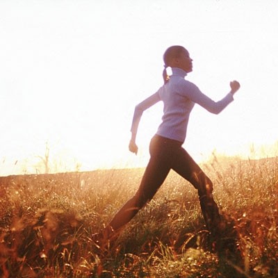 Vận động: Hãy cố gắng giành thời gian có vận động bằng hình thức đi bộ 10 phút để cơ thể được thoải mái hơn. Sau khi đi bộ, bạn sẽ cảm thấy các cơ bắp của mình được kéo giãn ra và nhẹ nhàng hơn.