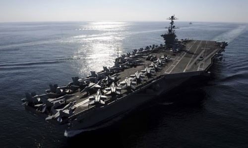 Tàu sân bay Mỹ USS John C. Stennis tại eo biển Hormuz - Ảnh: Reuters