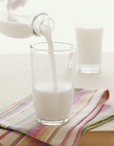 8. Sữa: Sữa nguyên chất giúp chống lại sự giảm khối lượng cơ do lớn tuổi, đặc biệt là sau 50 tuổi.