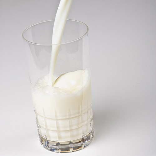 Một nghiên cứu năm 2006 cho thấy uống sữa nguyên chất sau khi tập thể dục giúp khối lượng cơ bắp được tăng cường. Ngoài ra, mỗi 100 ml sữa nguyên chất có chứa 118 mg canxi, một lượng canxi cần thiết mỗi ngày cho sức khỏe của xương.